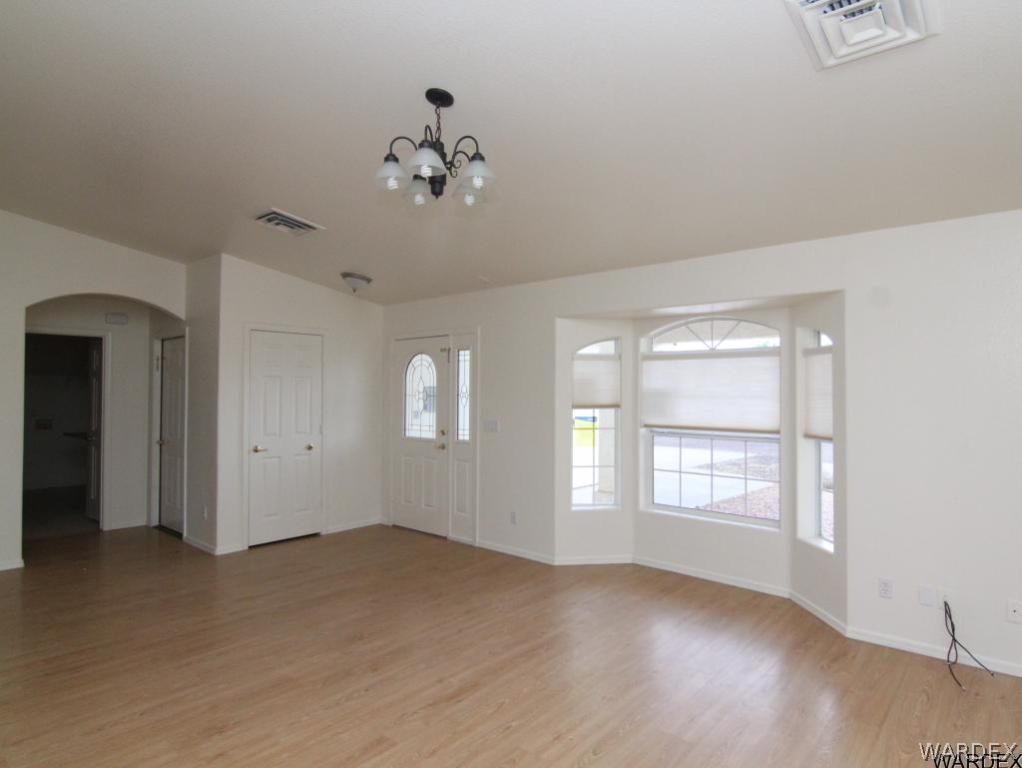 2010 East Cactus Wren Road Kingman, AZ 86409 - Photo 10 of 34 Living Room
