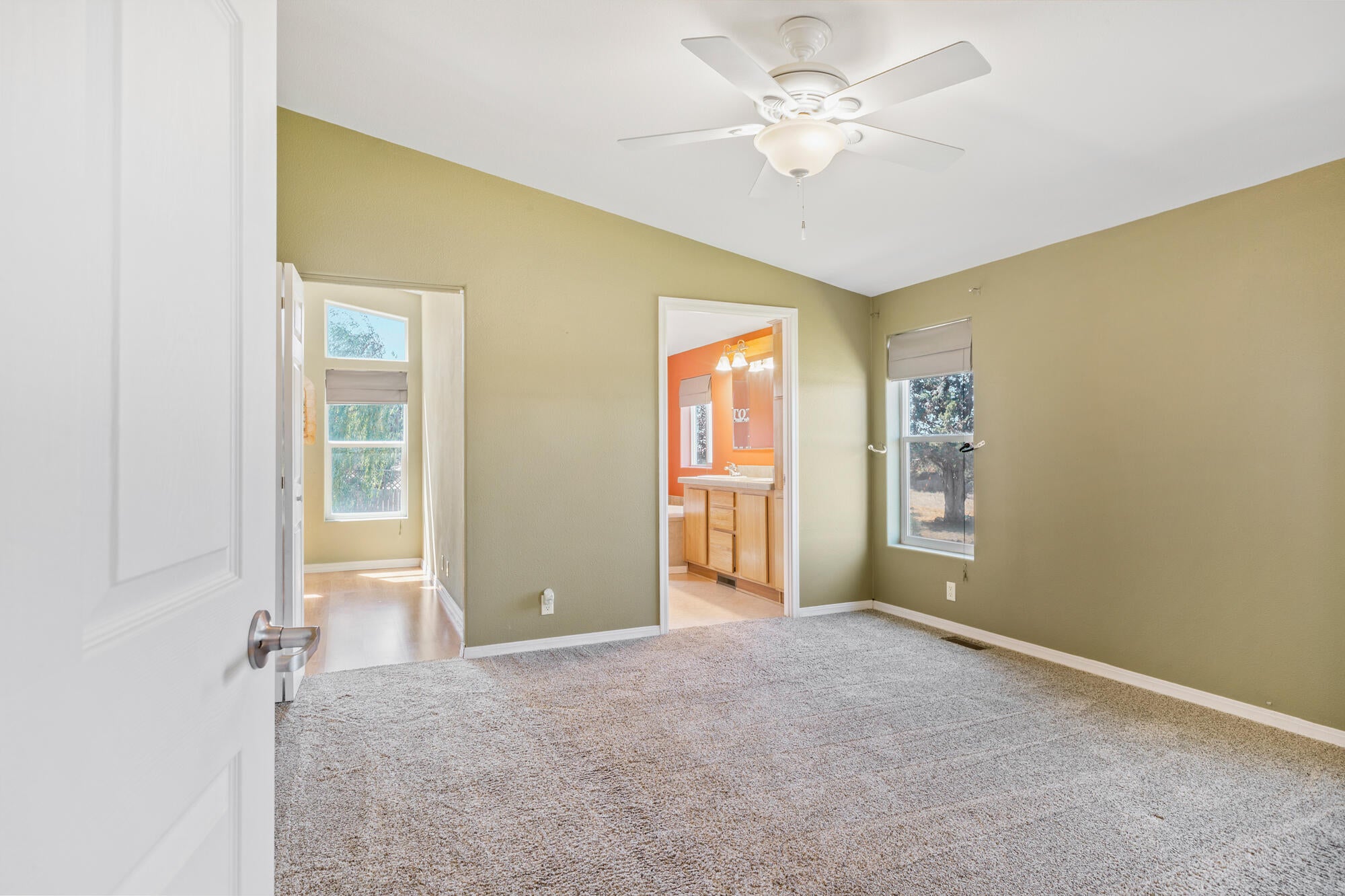 4672 Southeast Adobe Road Prineville, OR 97754 - Photo 11 of 32 #10 Main Bedroom