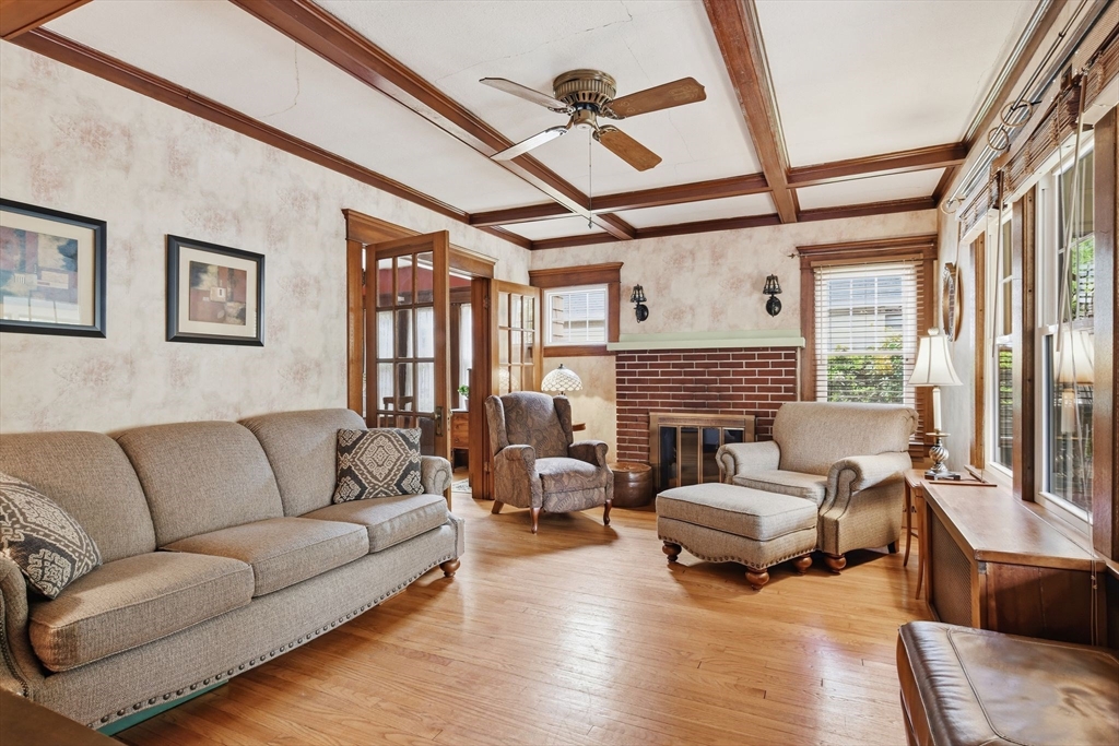 54 Thorndyke Street Springfield, MA 01118 - Photo 9 of 35