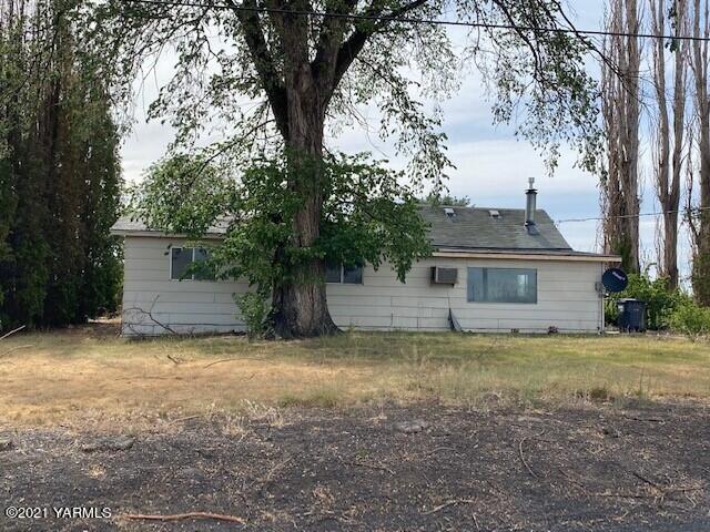 320 Lower County Line Road Prosser, WA 99350 - Photo 1 of 14 a house that has a tree in front of it