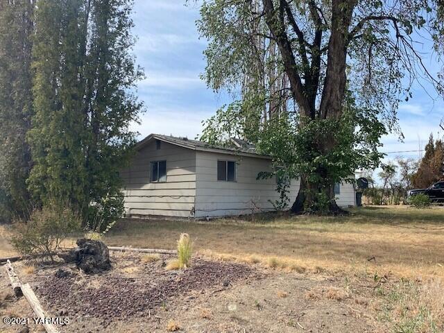320 Lower County Line Road Prosser, WA 99350 - Photo 2 of 14 a view of a house with a yard