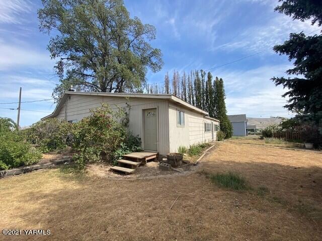 320 Lower County Line Road Prosser, WA 99350 - Photo 3 of 14 a backyard of a house with plants and tree