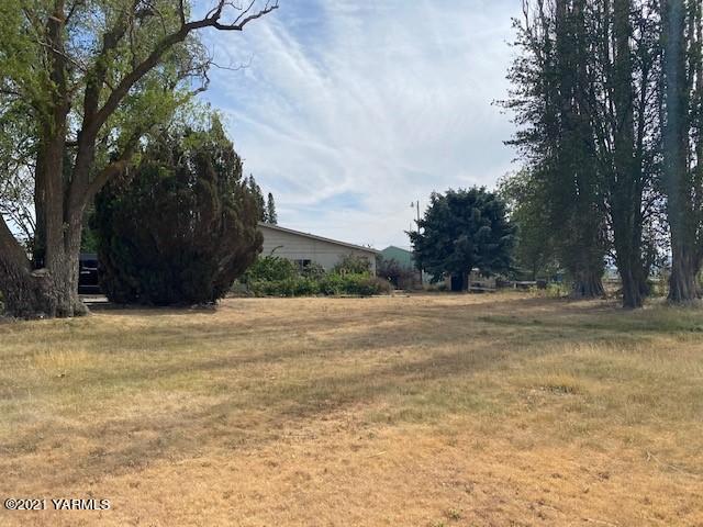 320 Lower County Line Road Prosser, WA 99350 - Photo 4 of 14 a view of a backyard of the house