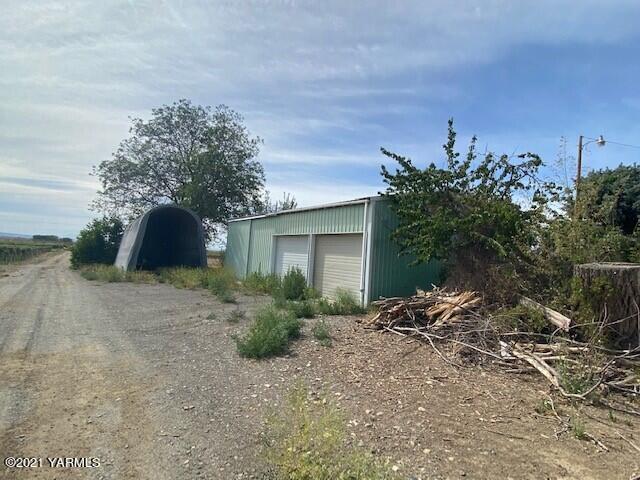 320 Lower County Line Road Prosser, WA 99350 - Photo 5 of 14 a view of a house with a yard and plants