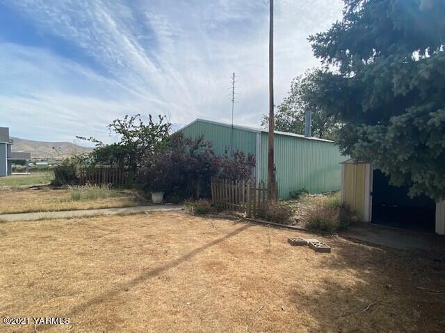 320 Lower County Line Road Prosser, WA 99350 - Photo 6 of 14 a backyard of a house with lots of green space