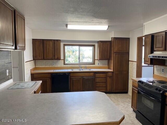 320 Lower County Line Road Prosser, WA 99350 - Photo 8 of 14 a kitchen with stainless steel appliances kitchen island granite countertop a refrigerator stove top oven and sink