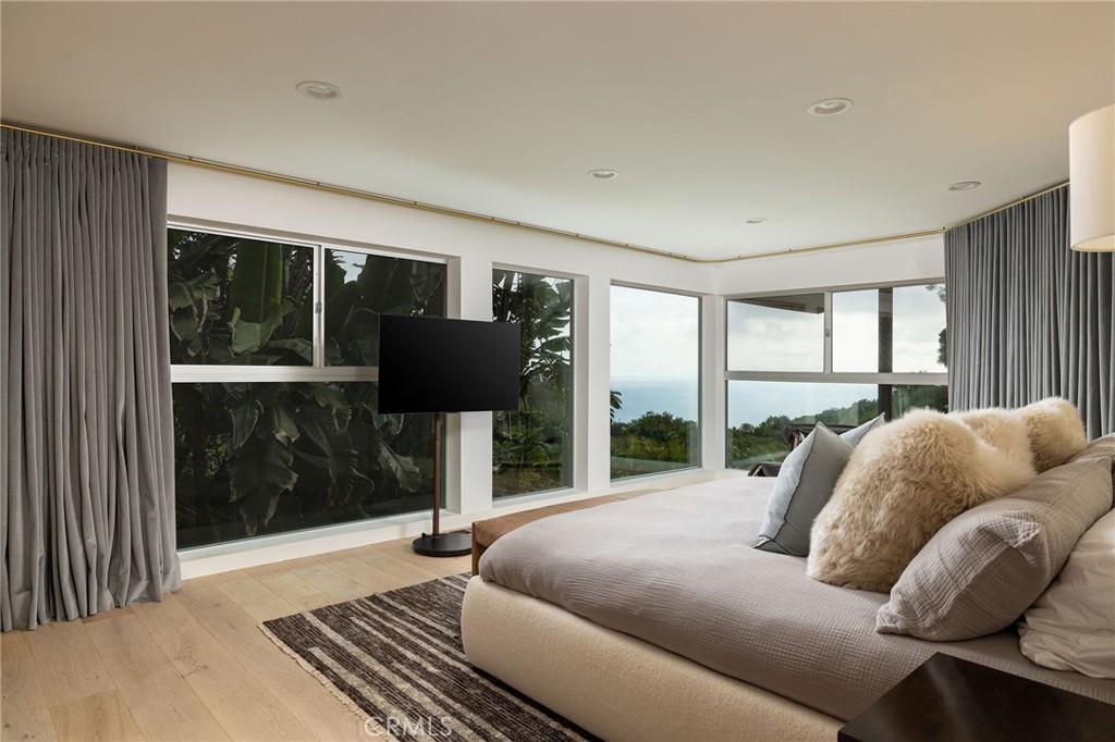 865 Balboa Avenue Laguna Beach, CA 92651 - Photo 15 of 60 a bedroom with a bed and glass window