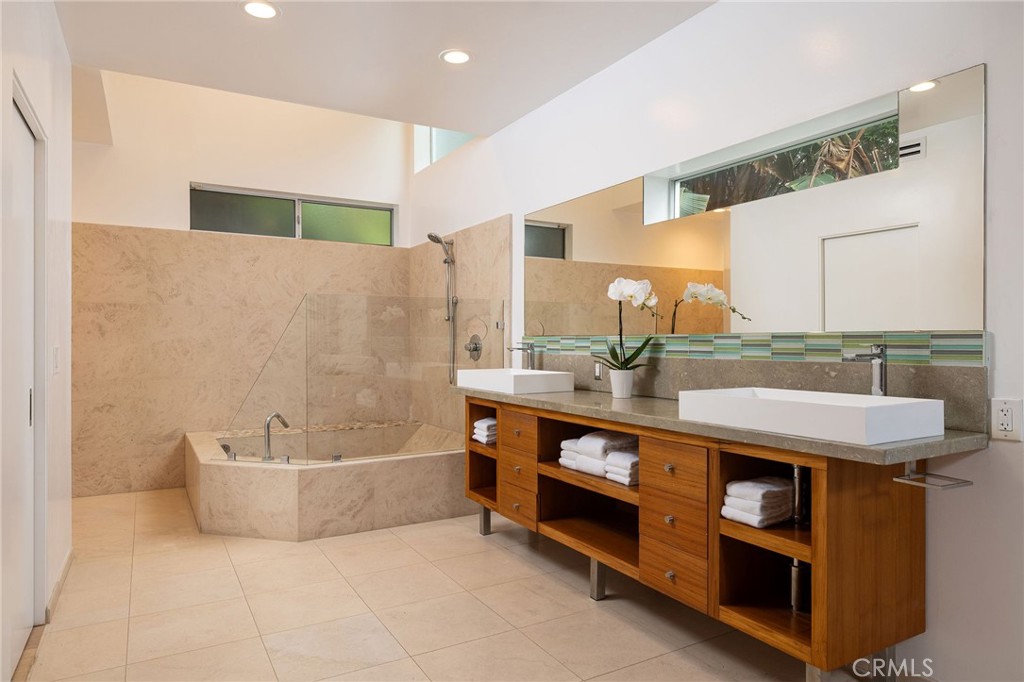 865 Balboa Avenue Laguna Beach, CA 92651 - Photo 17 of 60 a spacious bathroom with a tub and mirror