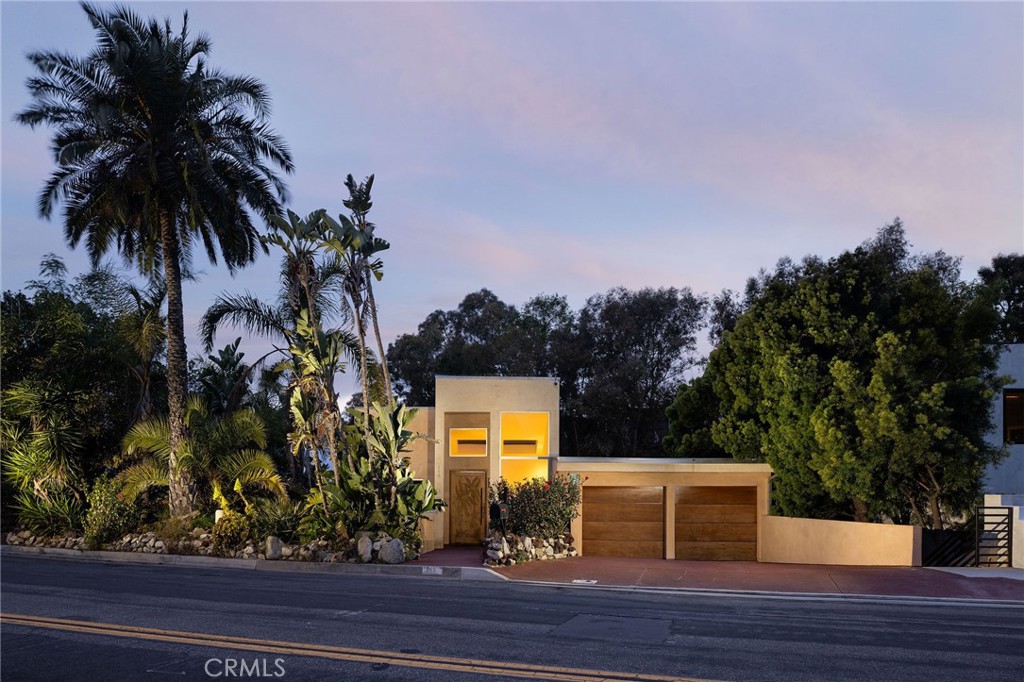 865 Balboa Avenue Laguna Beach, CA 92651 - Photo 34 of 60 a view of a yard with potted plants