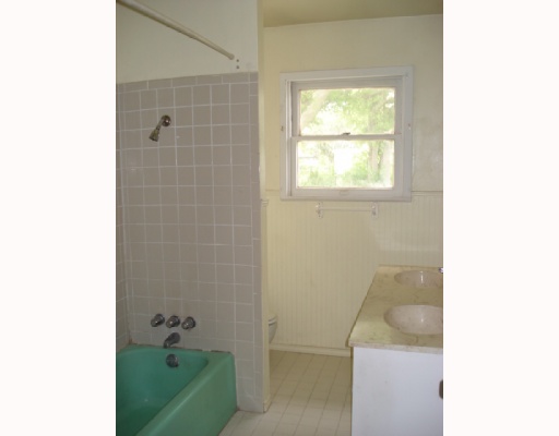 115 Magnolia Place Portland, TX 78374 - Photo 5 of 8 a bathroom with a tub and window
