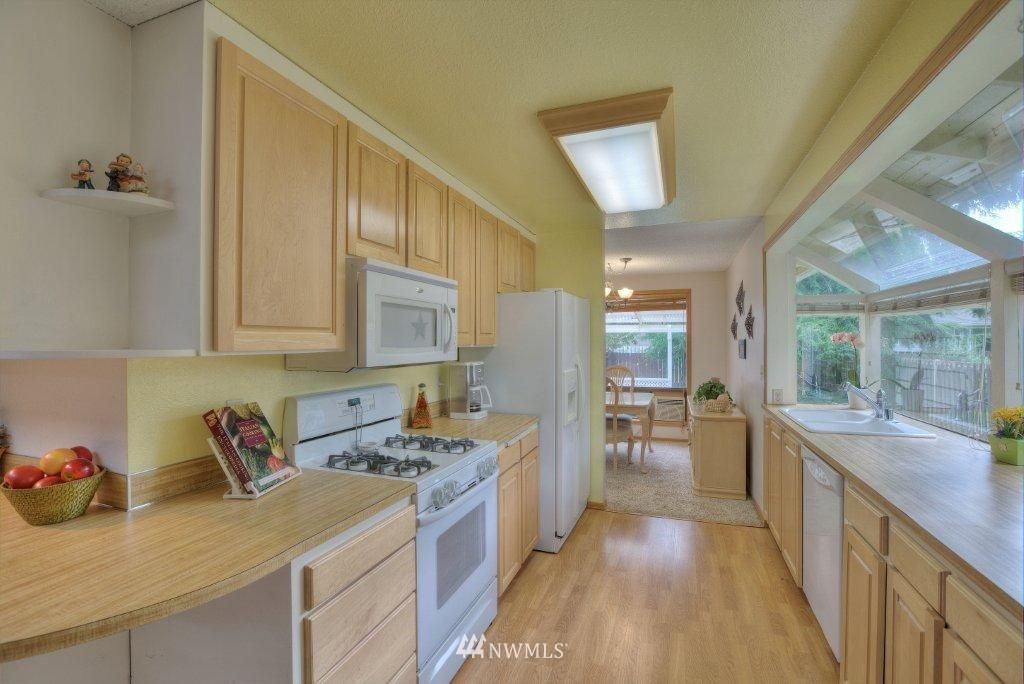 14218 149th Place Southeast Renton, WA 98059 - Photo 7 of 15