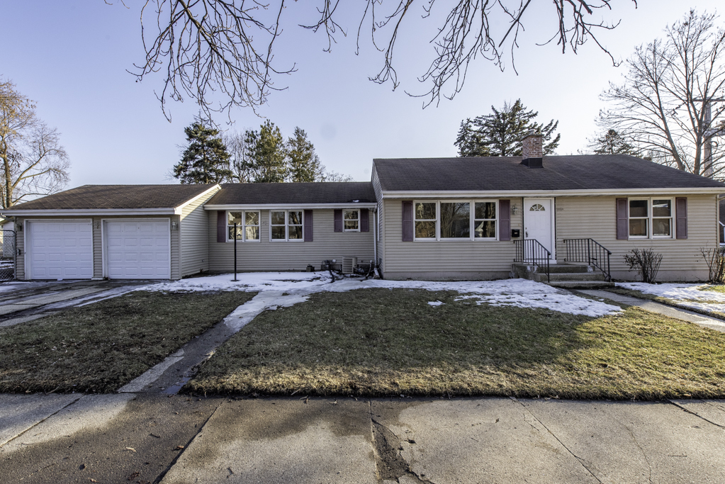 a view of a house with a yard