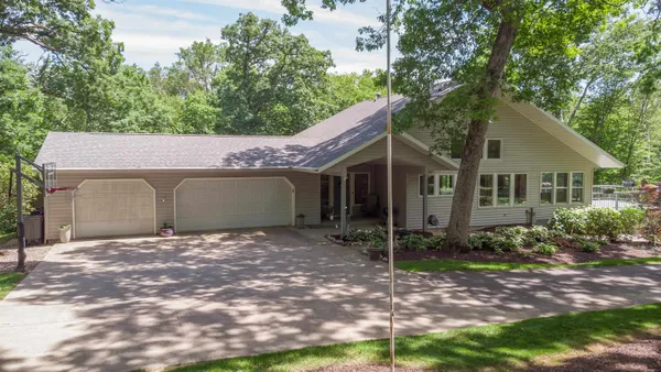 $475,000 | 5888 North Charolaise Drive, Freeport, IL 61032