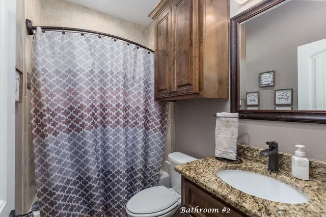 a view of a livingroom with a workspace