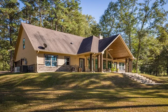 a view of a house with a yard