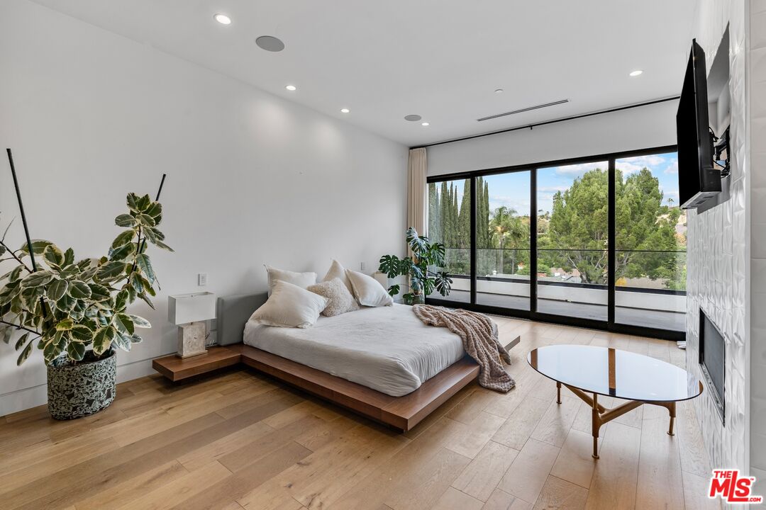 3553 Alana Drive Sherman Oaks, CA 91403 - Photo 22 of 35 a spacious bedroom with a bed and a large window