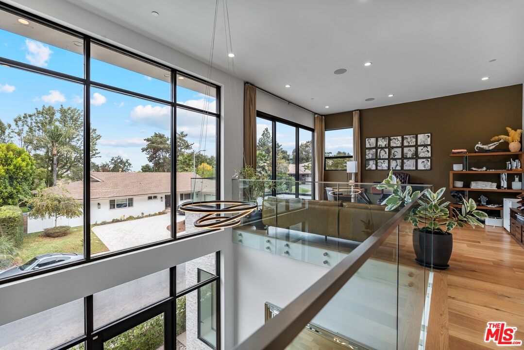3553 Alana Drive Sherman Oaks, CA 91403 - Photo 3 of 35 a very nice looking room with a large window