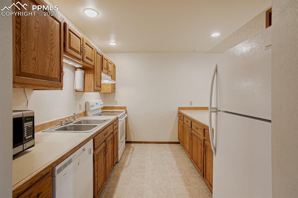 1140 Magic Lamp Way, Unit 3 Monument, CO 80132 - Photo 13 of 26 a kitchen that has a sink and a stove in it