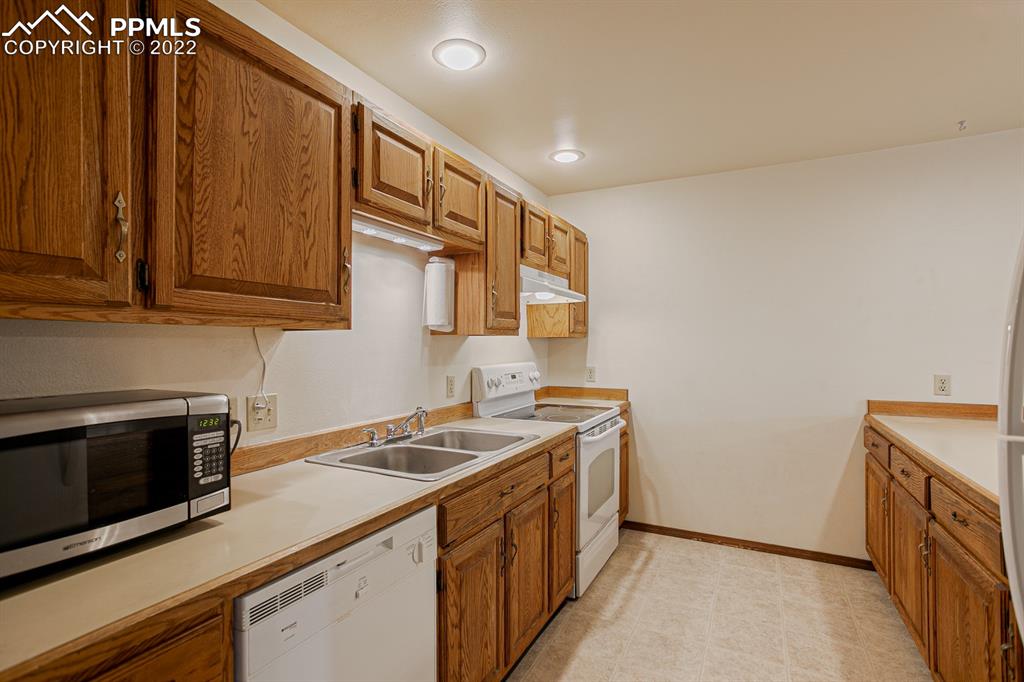 1140 Magic Lamp Way, Unit 3 Monument, CO 80132 - Photo 14 of 26 a utility room with dryer and washer