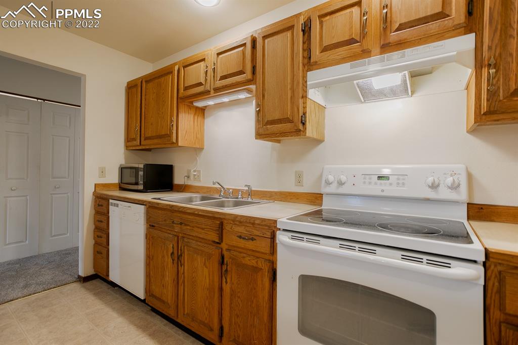 1140 Magic Lamp Way, Unit 3 Monument, CO 80132 - Photo 15 of 26 a kitchen with a stove and a sink