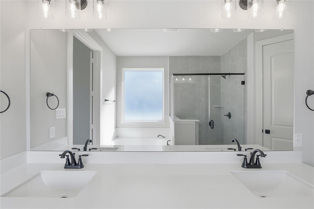 290 Cofer Road Leonard, TX 75452 - Photo 29 of 40 a bathroom with a tub sink and mirror