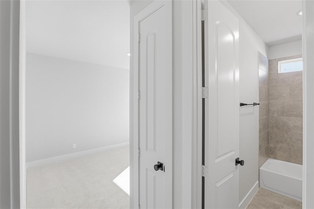 290 Cofer Road Leonard, TX 75452 - Photo 31 of 40 a bathroom with a bathtub