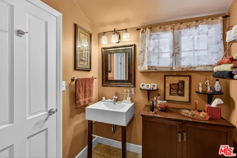 $1,850,000 | 5119 Quakertown Avenue, Woodland Hills, CA 91364