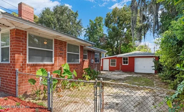 a view of a house with backyard