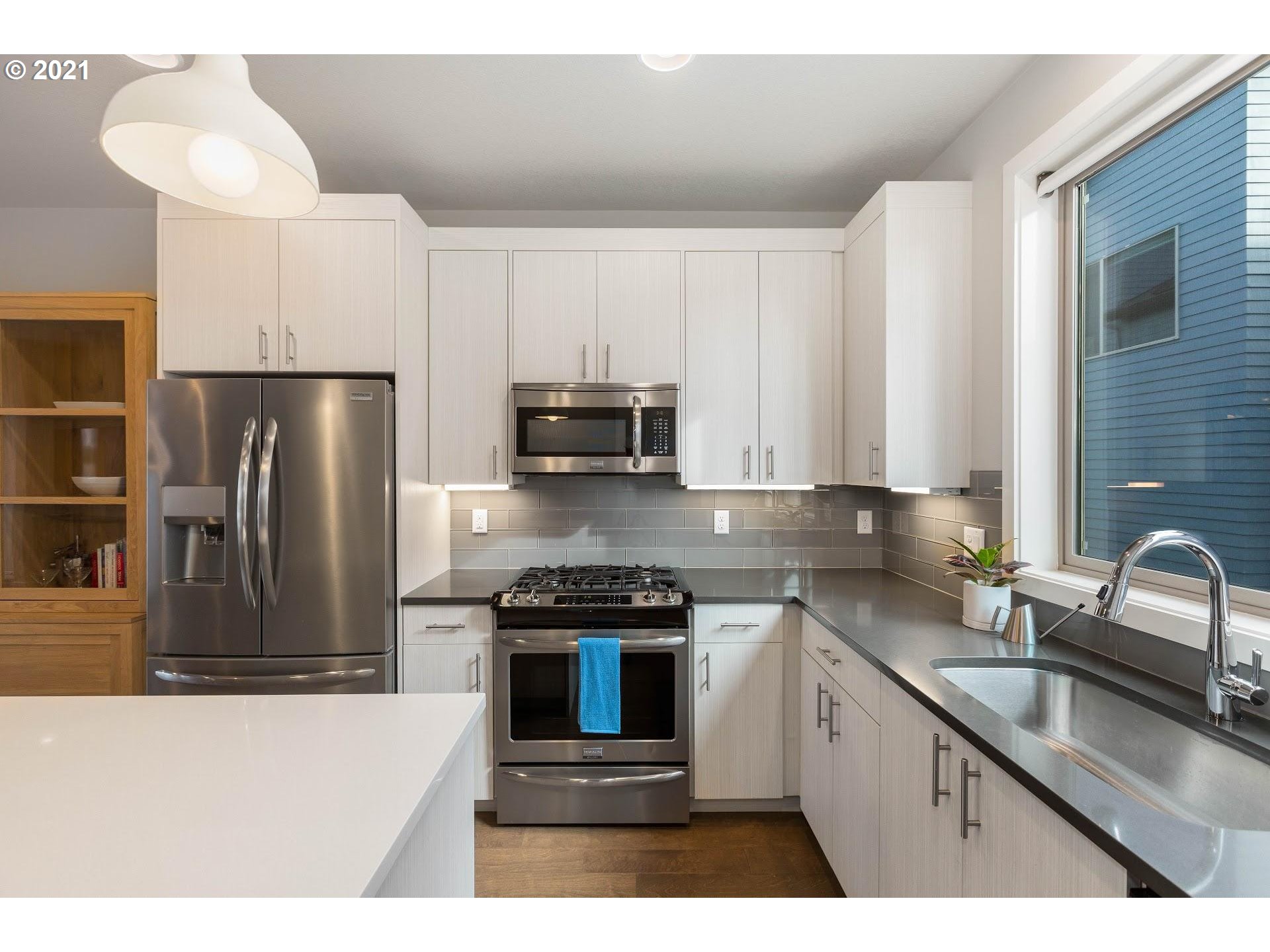1814 Southwest Iowa Street, Unit 2 Portland, OR 97239 - Photo 9 of 22 Gallery Image 9
