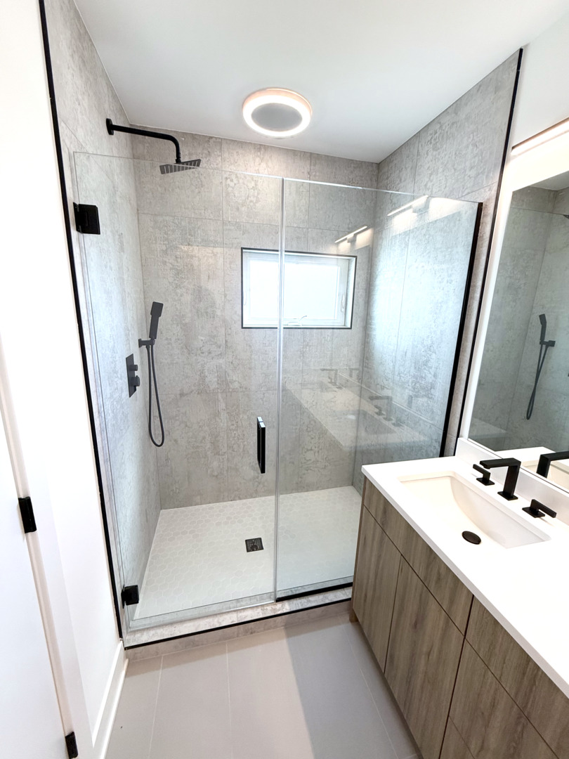 26 Natalie Lane Lake Zurich, IL 60047 - Photo 12 of 18 a bathroom with a sink a mirror and a bathtub