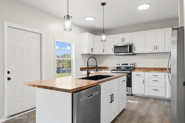 $214,900 | 124 Fieldcrest Lane, Beulaville, NC 28518