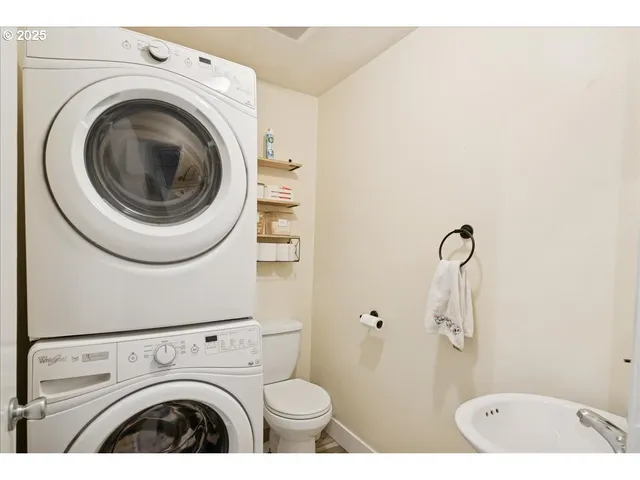 a view of bathroom with washing machine