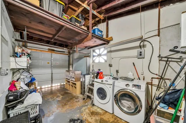 a view of a yard with a house