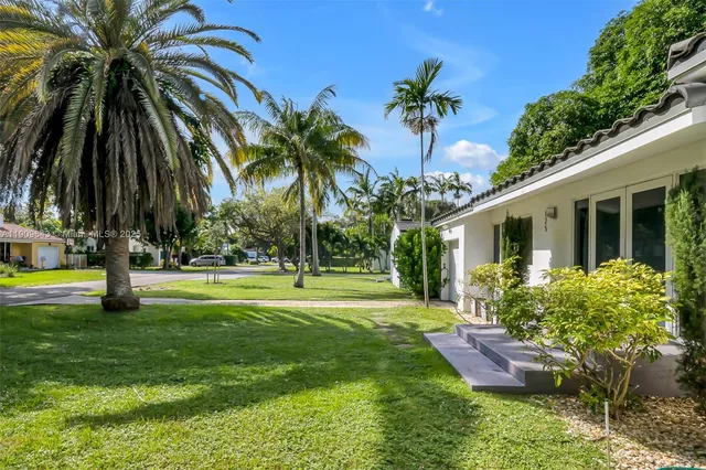a view of a backyard with palm trees
