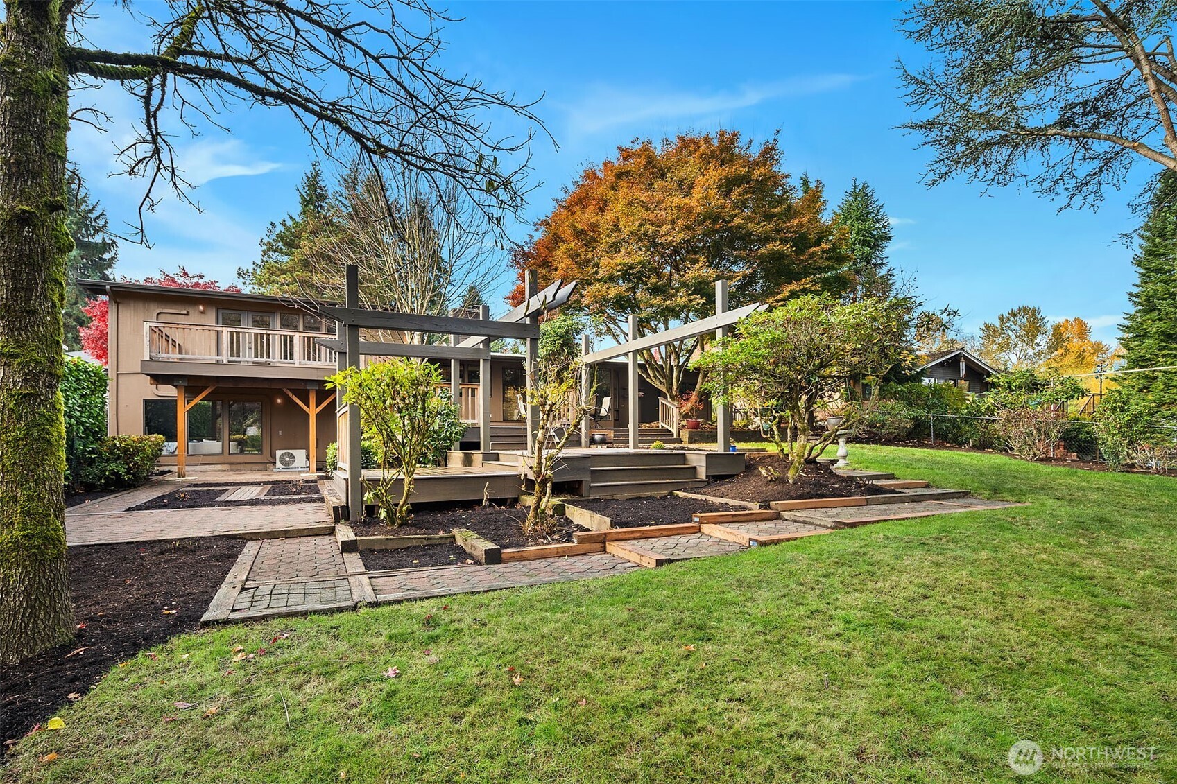 1718 128th Avenue Southeast Bellevue, WA 98005 - Photo 25 of 40 a house view with sitting space and garden view