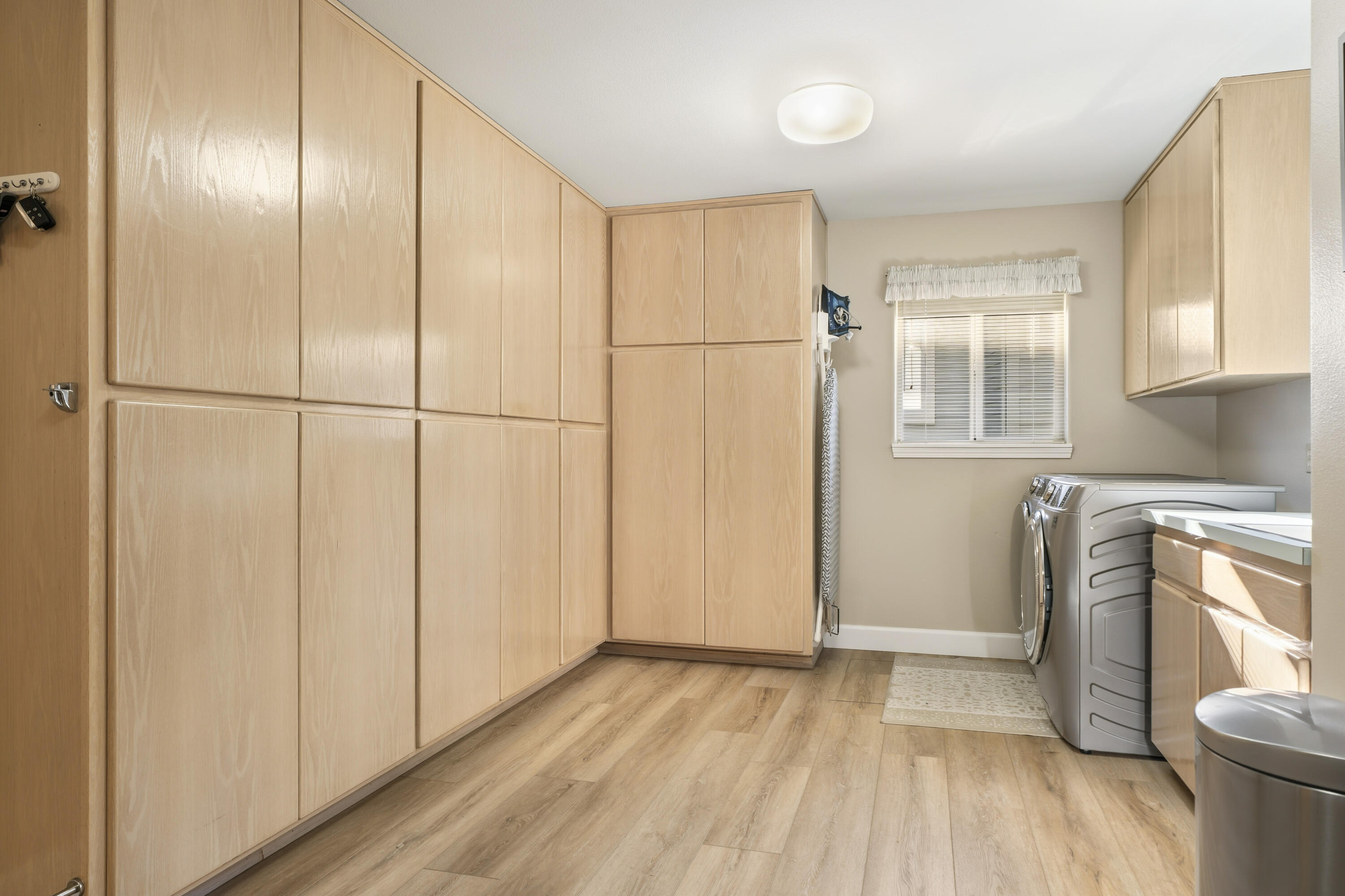 2001 Condor Court Redmond, OR 97756 - Photo 19 of 39 Laundry/mudroom