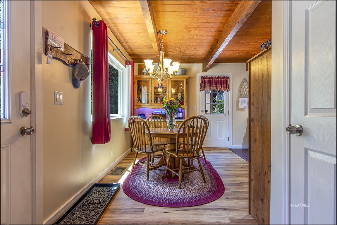 26325 Pine Dell Idyllwild, CA 92549 - Photo 16 of 31 Dining for six