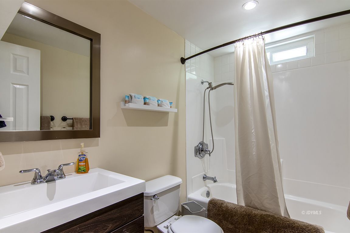 26325 Pine Dell Idyllwild, CA 92549 - Photo 19 of 31 Main level bath