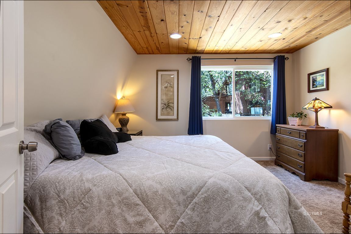 26325 Pine Dell Idyllwild, CA 92549 - Photo 22 of 31 Master bedroom