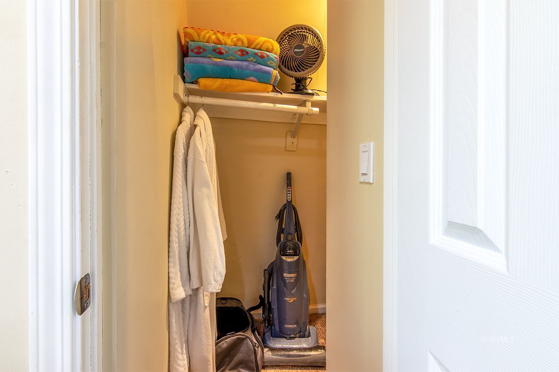 26325 Pine Dell Idyllwild, CA 92549 - Photo 25 of 31 Owner's closet