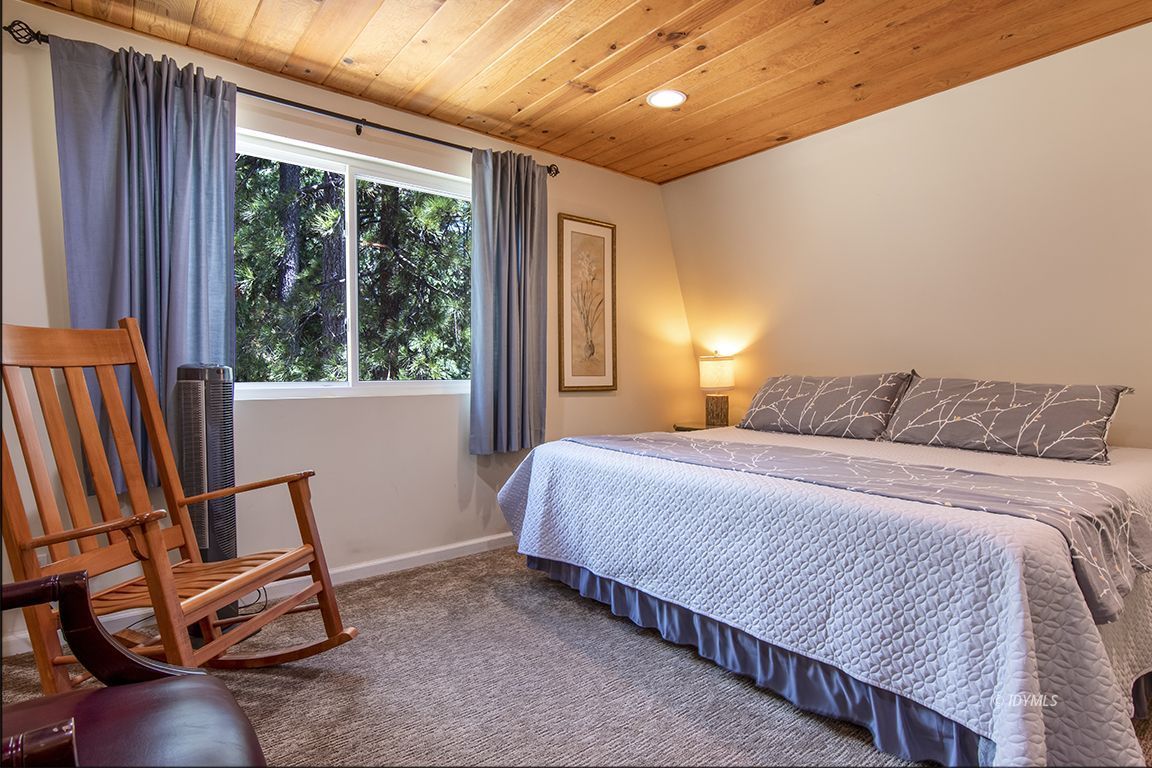 26325 Pine Dell Idyllwild, CA 92549 - Photo 26 of 31 guest bedroom