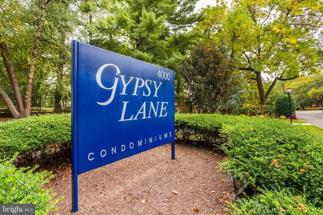 a sign that is sitting on a brick wall