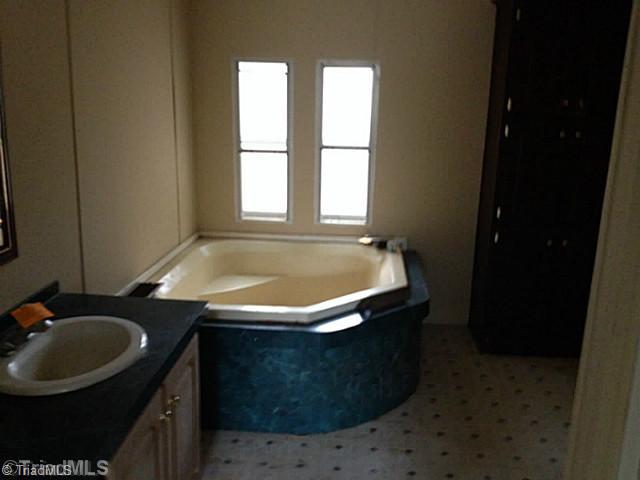 1532 Manorview Road Asheboro, NC 27205 - Photo 9 of 15 Master Bath/Spa.