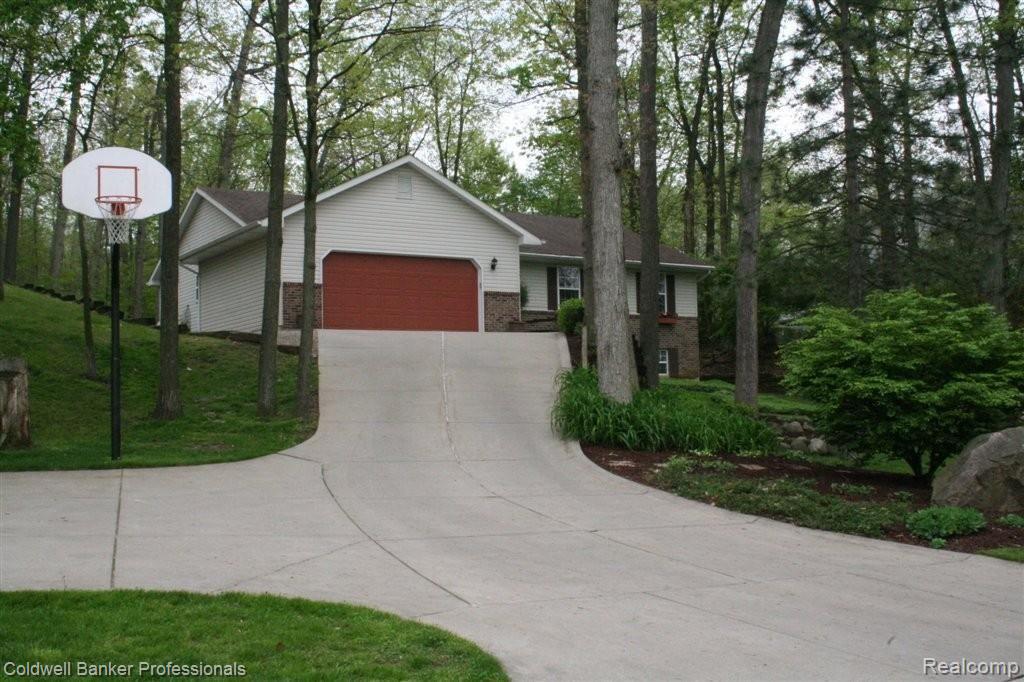 11168 Whispering Ridge Trail Fenton, MI 48430 - Photo 24 of 24 Hoops!