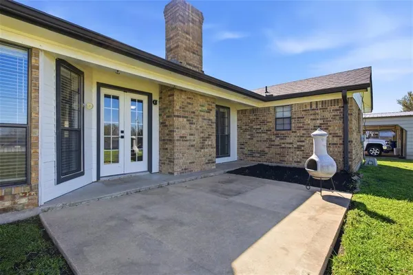 a view of a house with outdoor space