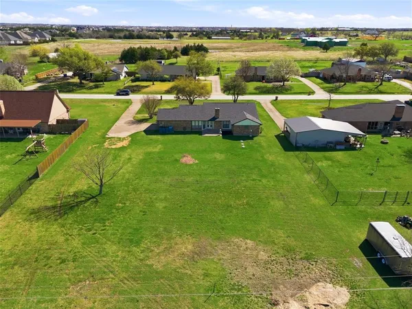 a view of a back yard of the house