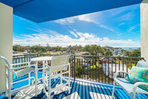 $440,000 | 4425 Arendell Street, Unit 303 HARBORSIDE CLUB AT 70, Morehead City, NC 28557