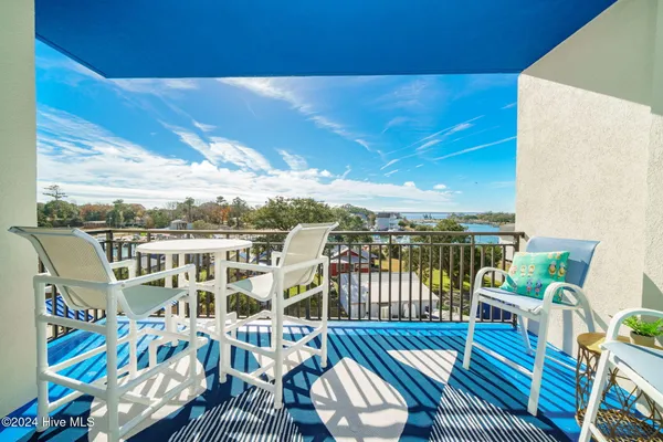 $440,000 | 4425 Arendell Street, Unit 303 HARBORSIDE CLUB AT 70, Morehead City, NC 28557