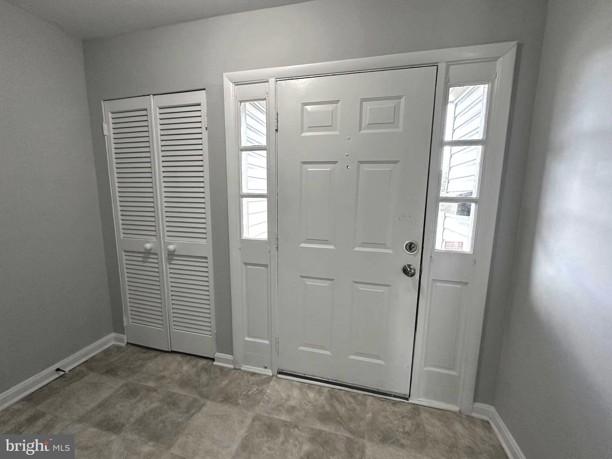 9078 McClellan Common Manassas, VA 20110 - Photo 4 of 25 an empty room with windows