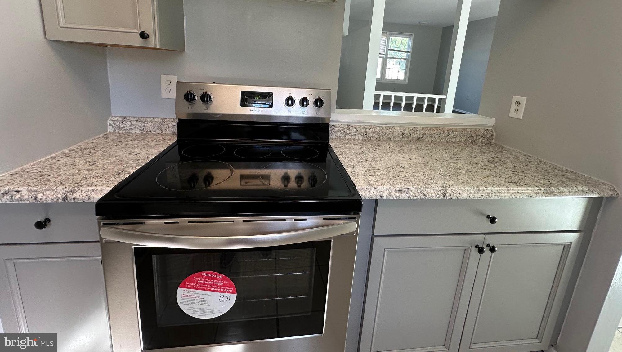 9078 McClellan Common Manassas, VA 20110 - Photo 8 of 25 a stove top oven sitting inside of a kitchen